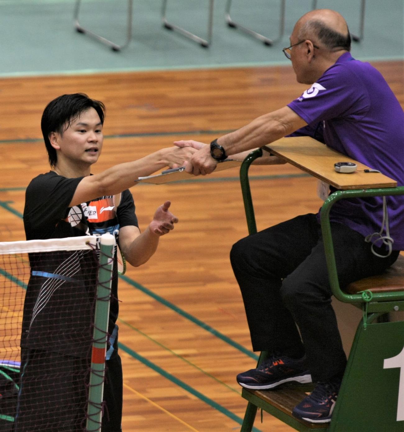 混合ダブルス　試合後に審判と握手を交わす渡辺（撮影・藤塚大輔）