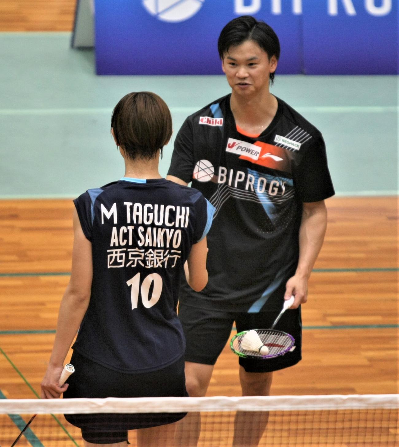 混合ダブルス　試合中に言葉を交わす渡辺（奥）田口（撮影・藤塚大輔）