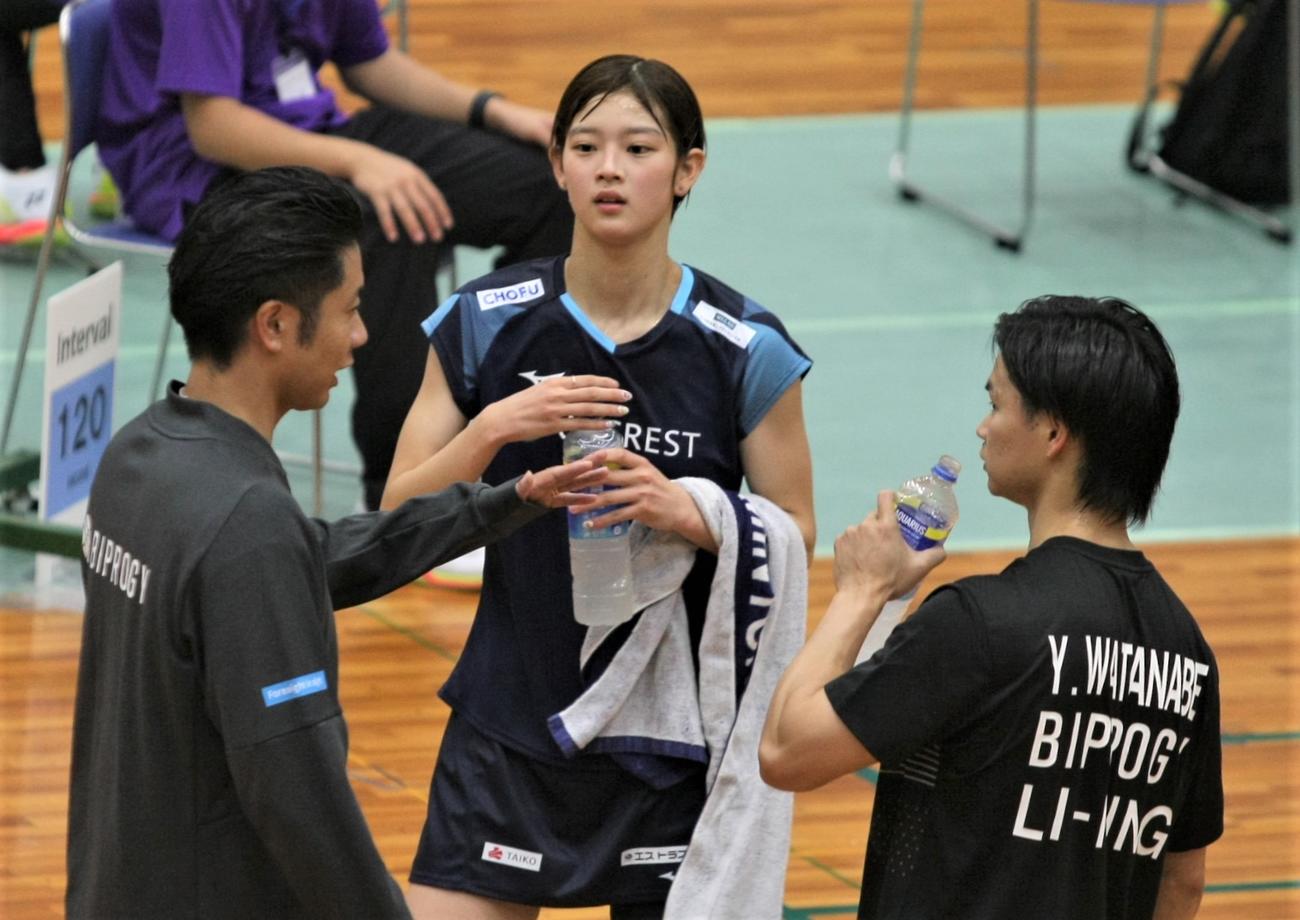 混合ダブルス　試合の合間に遠藤大由コーチ（左）の話を聞く田口（中央）と渡辺（撮影・藤塚大輔）