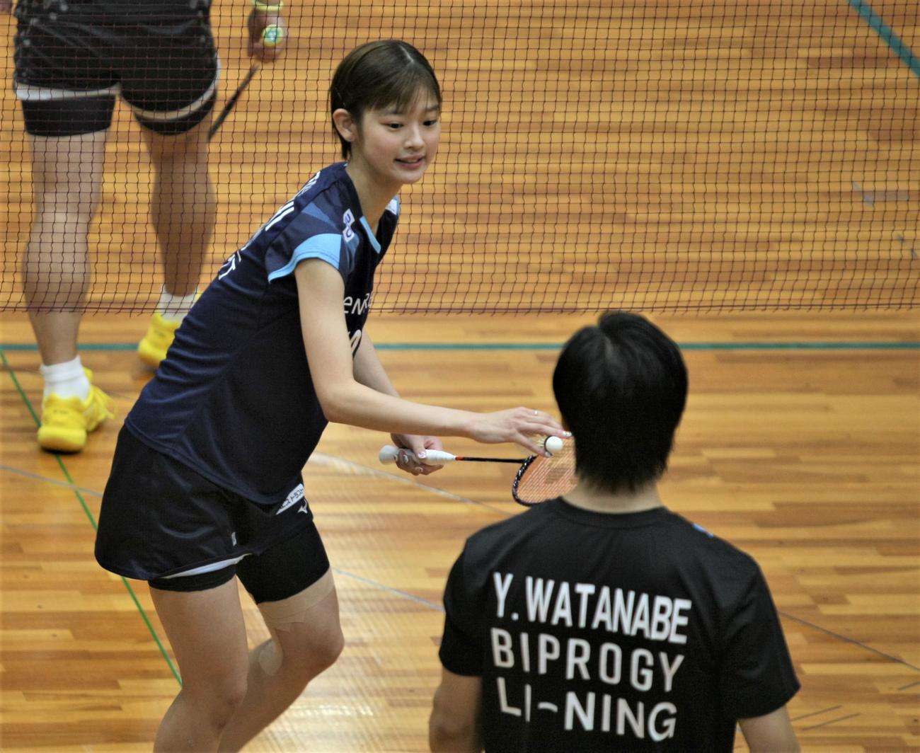 混合ダブルス　試合前に言葉を交わす田口真彩（奥）と渡辺（撮影・藤塚大輔）