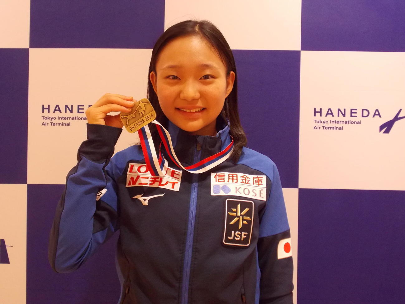 ジュニアグランプリシリーズ初出場の第2戦チェコ大会で優勝し、帰国した和田薫子（撮影・松本航）