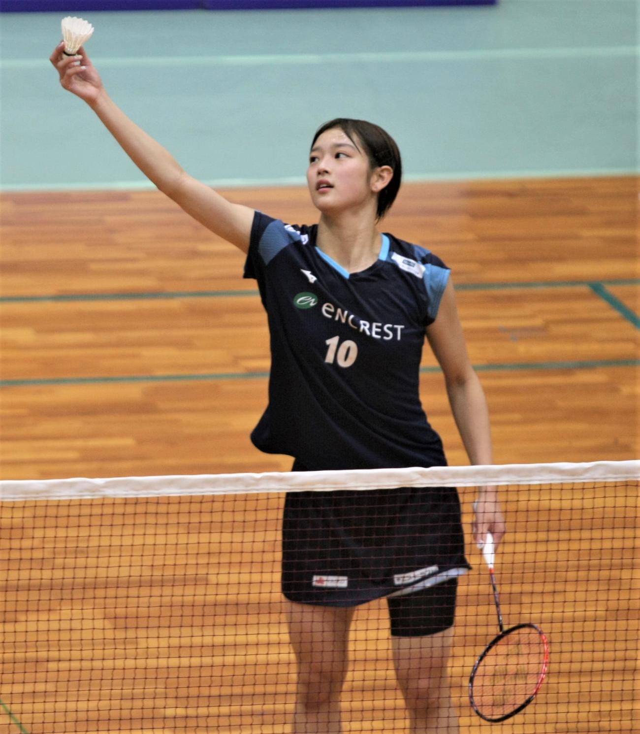 混合ダブルス　試合中に右手を伸ばす田口（撮影・藤塚大輔）