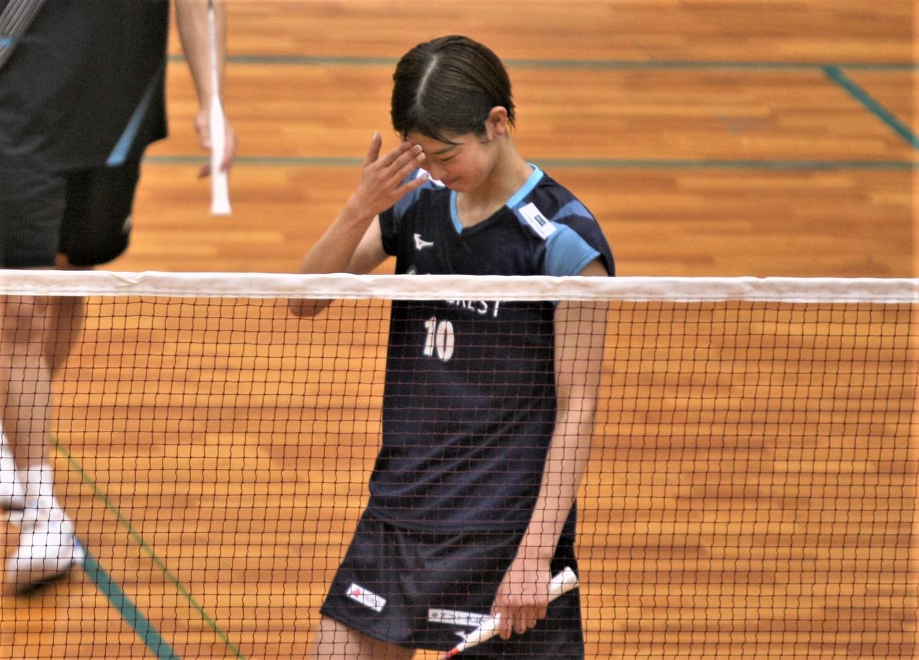 混合ダブルス　試合中に思わず右手をおでこに当てる田口（撮影・藤塚大輔）