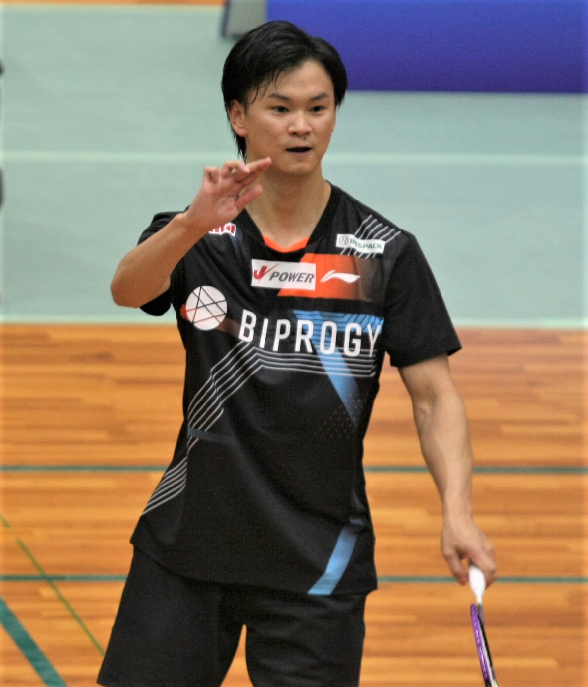 混合ダブルス　真剣な表情で試合に臨む渡辺（撮影・藤塚大輔）