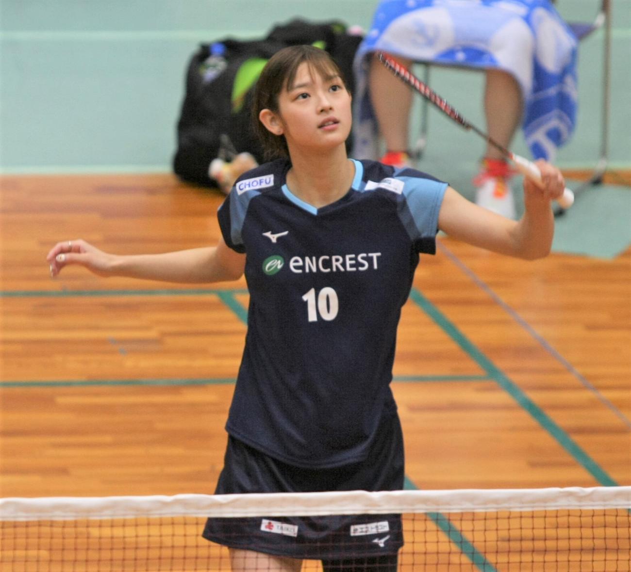 混合ダブルスの試合前にラリーをする田口（撮影・藤塚大輔）