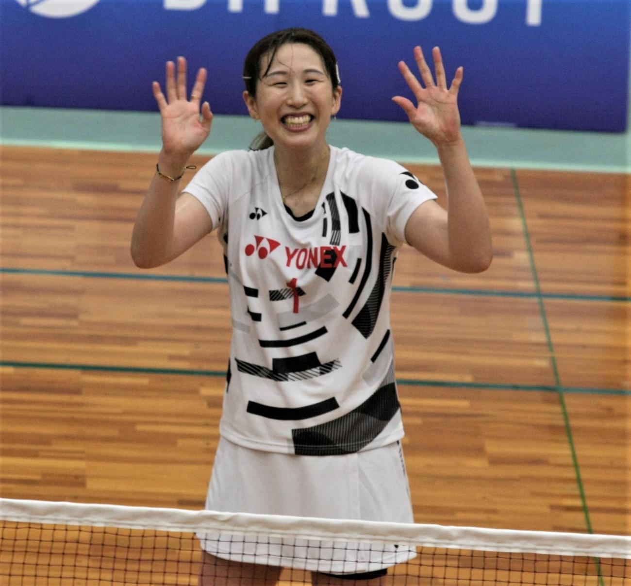 女子ダブルスの試合後に笑顔を見せる桜本（撮影・藤塚大輔）