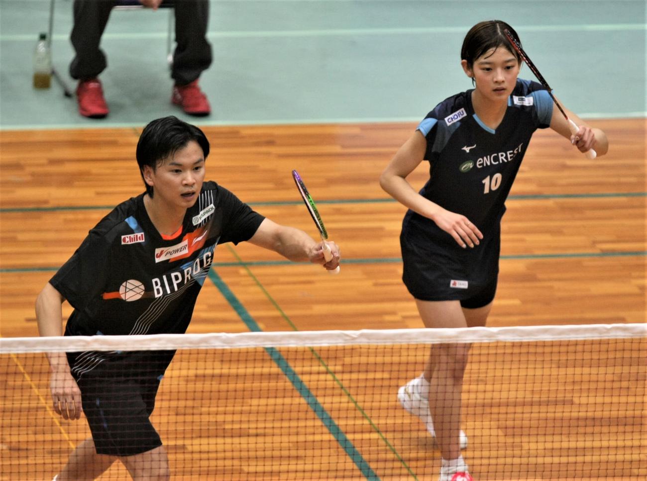 混合ダブルス　プレーする渡辺（左）と田口（撮影・藤塚大輔）