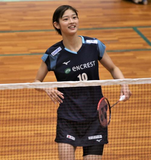 混合ダブルスの試合前に笑顔を見せる田口（撮影・藤塚大輔）