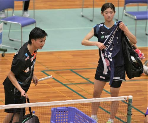 混合ダブルス　試合を終えてコートを出る渡辺（左）と田口（撮影・藤塚大輔）