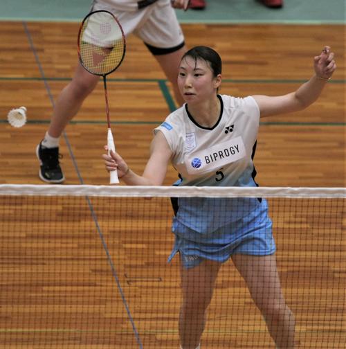 女子ダブルス　プレーする五十嵐（撮影・藤塚大輔）