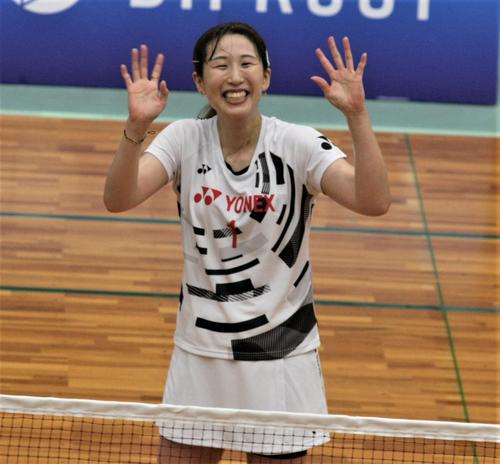 女子ダブルスの試合後に笑顔を見せる桜本（撮影・藤塚大輔）
