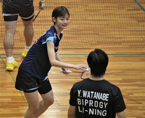 混合ダブルス　試合前に言葉を交わす田口真彩（奥）と渡辺（撮影・藤塚大輔）