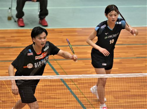 混合ダブルス　プレーする渡辺（左）と田口（撮影・藤塚大輔）