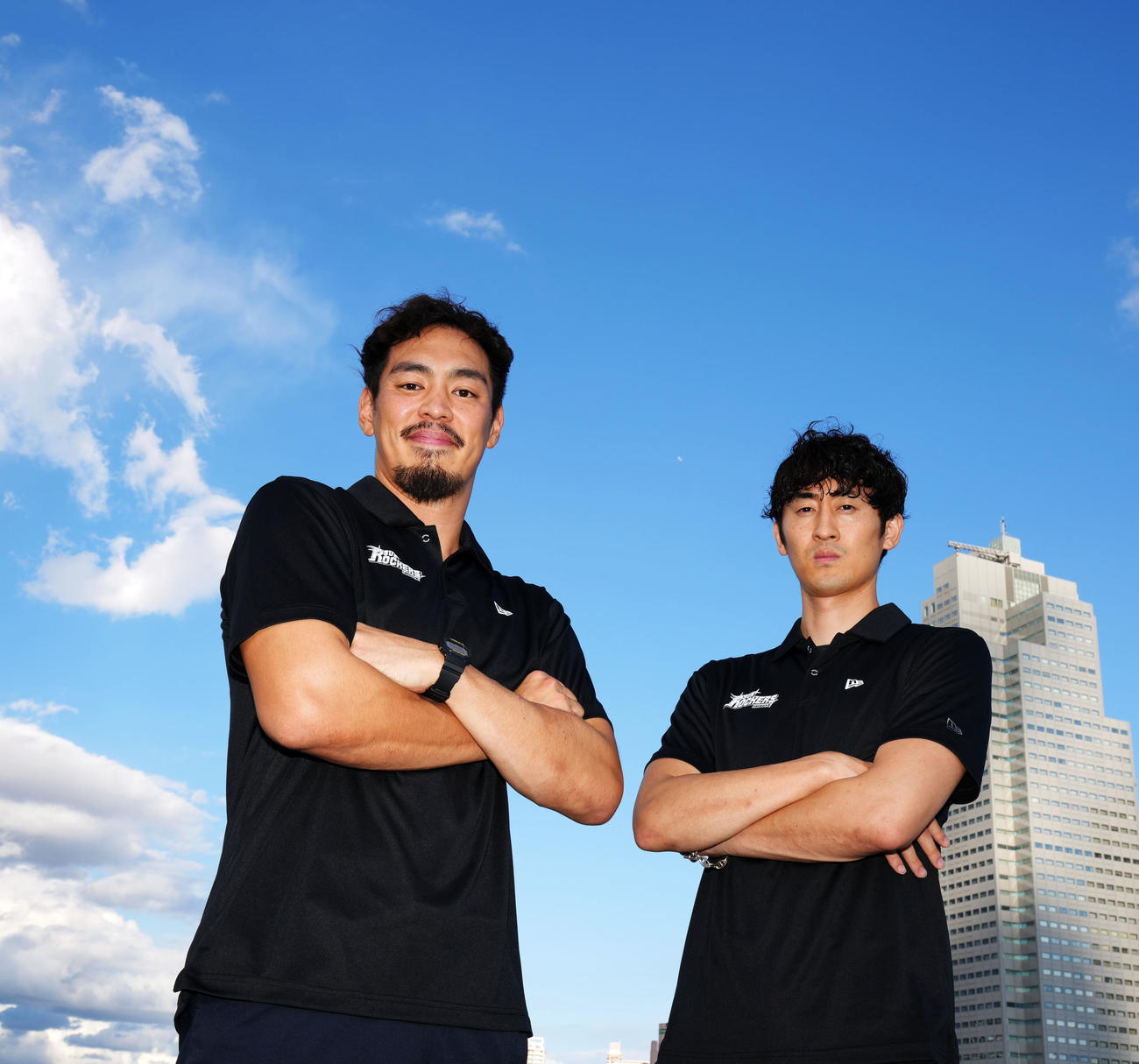 日刊スポーツ東京本社にて開幕をPRしたBリーグ渋谷の永吉（左）と船生（撮影・横山健太）