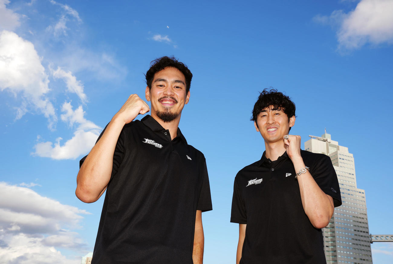 日刊スポーツ東京本社にて開幕をPRしたBリーグ渋谷の永吉（左）と船生（撮影・横山健太）