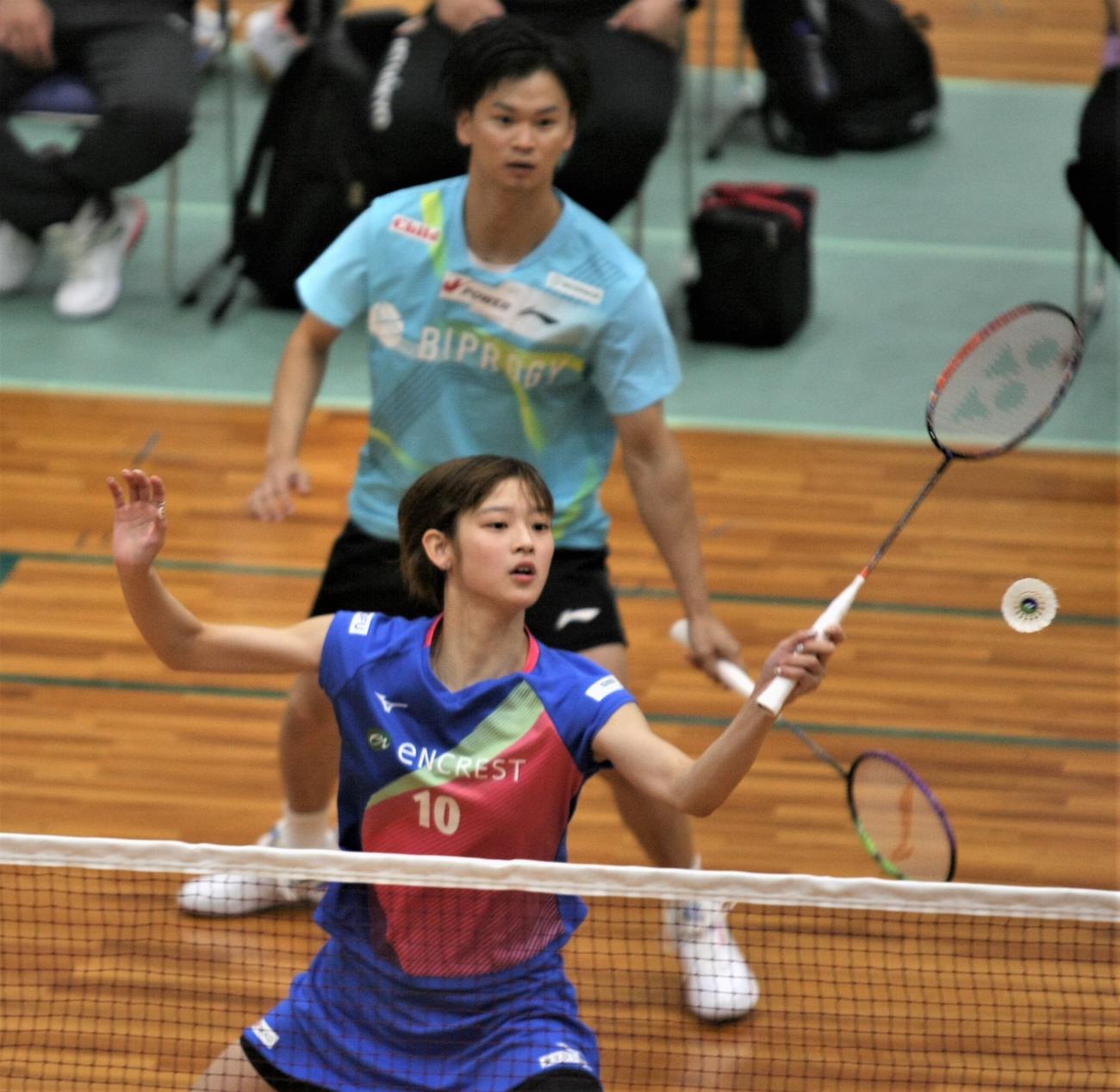混合ダブルス4回戦　プレーをする田口（手前）と渡辺（撮影・藤塚大輔）