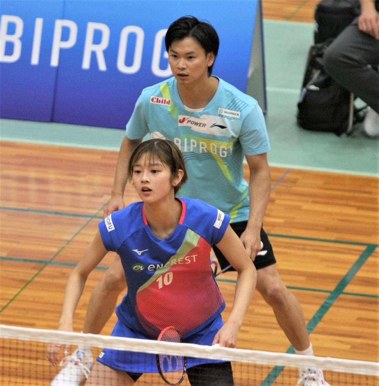 混合ダブルス4回戦　プレーをする田口（手前）と渡辺（撮影・藤塚大輔）
