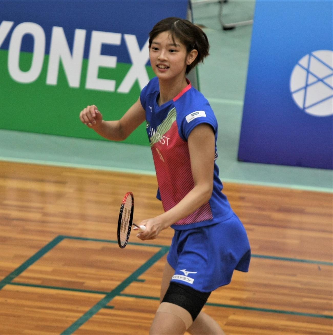 混合ダブルス4回戦　試合前にラリーをする田口（撮影・藤塚大輔）