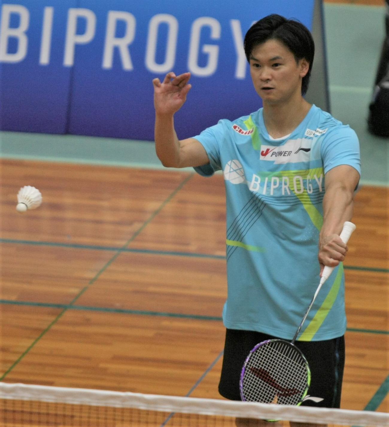 混合ダブルス4回戦　プレーをする渡辺（撮影・藤塚大輔）