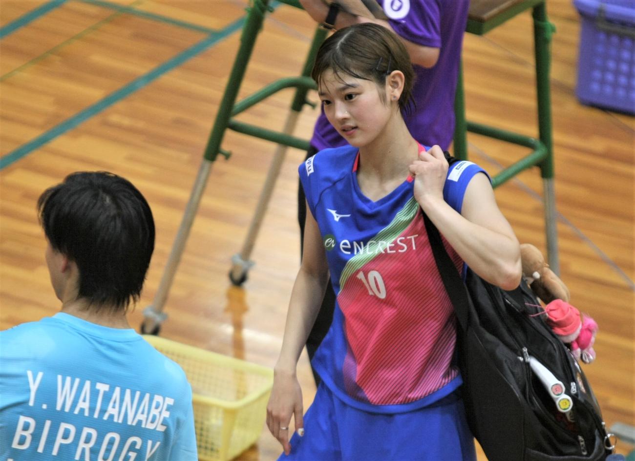 混合ダブルス4回戦　試合後に渡辺勇大（手前）と言葉を交わす田口（撮影・藤塚大輔）