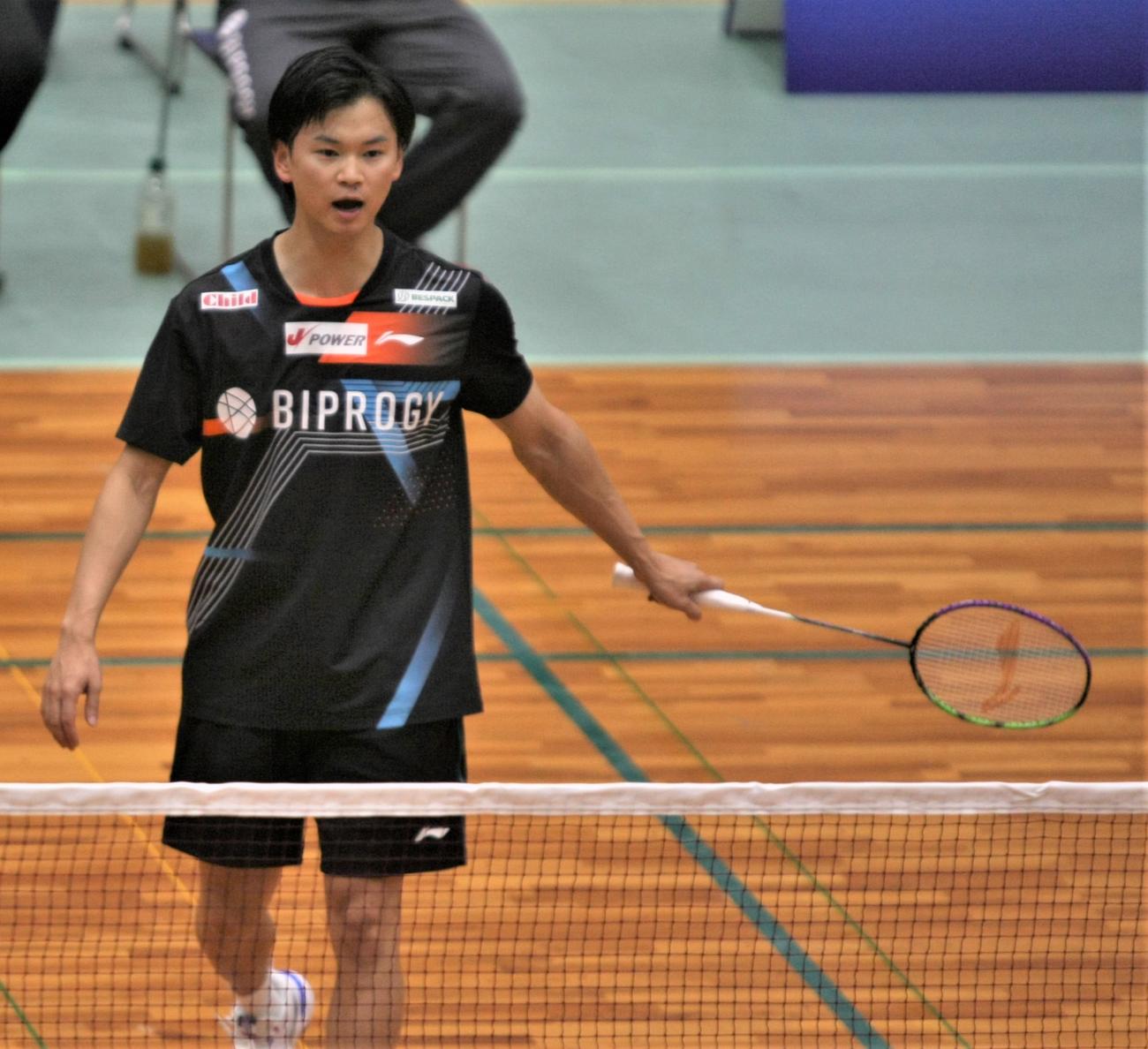 混合ダブルス　真剣な表情で試合に臨む渡辺（撮影・藤塚大輔）
