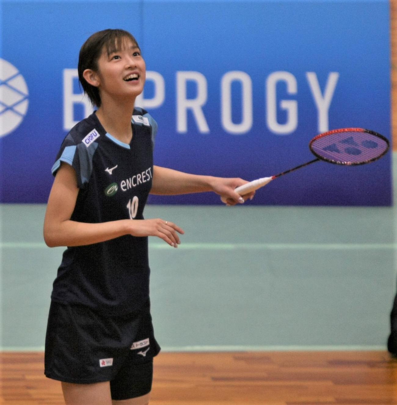 混合ダブルス　試合前に笑顔でシャトルを追う田口（撮影・藤塚大輔）