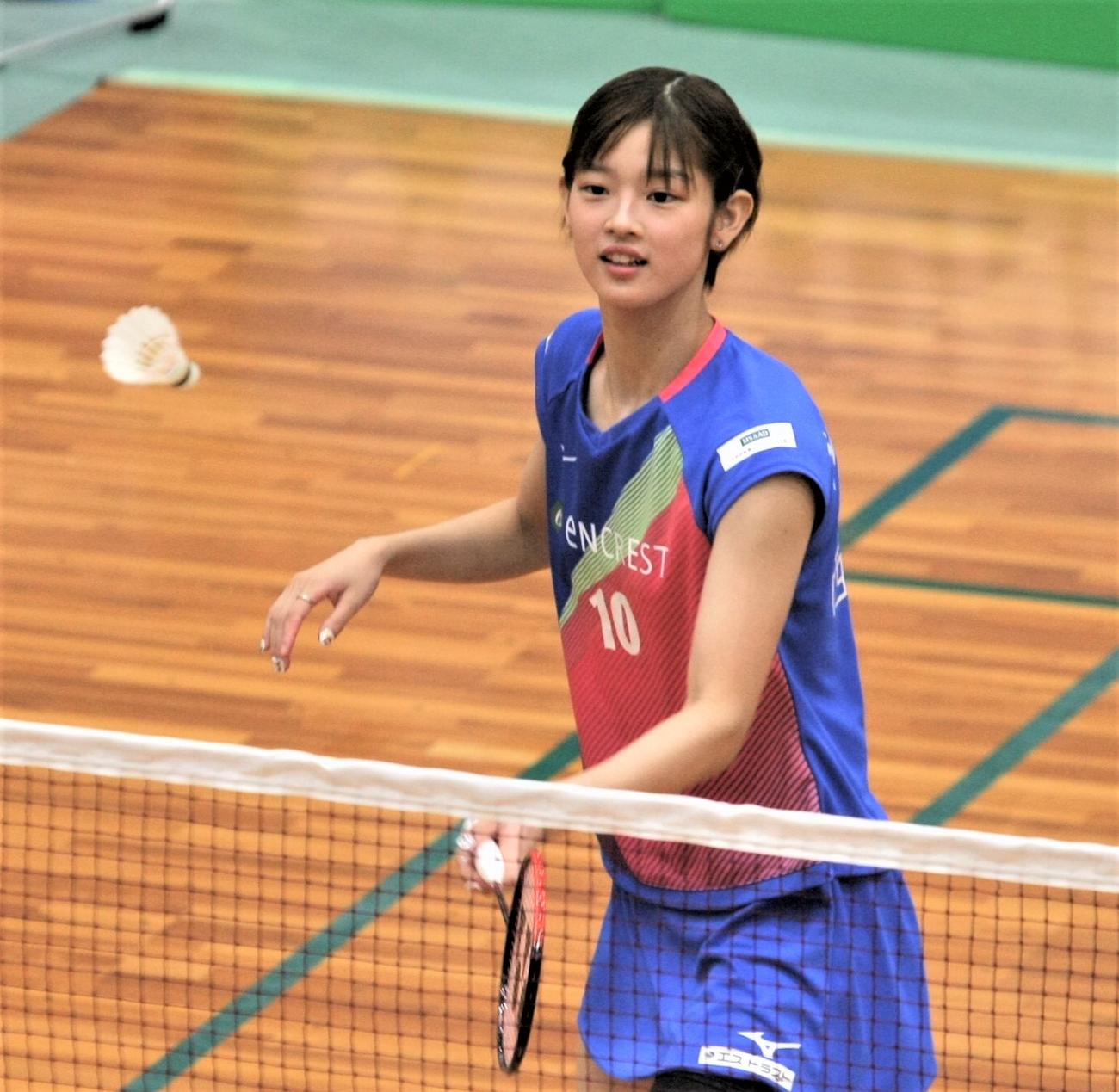 混合ダブルス4回戦　試合前にラリーをする田口（撮影・藤塚大輔）