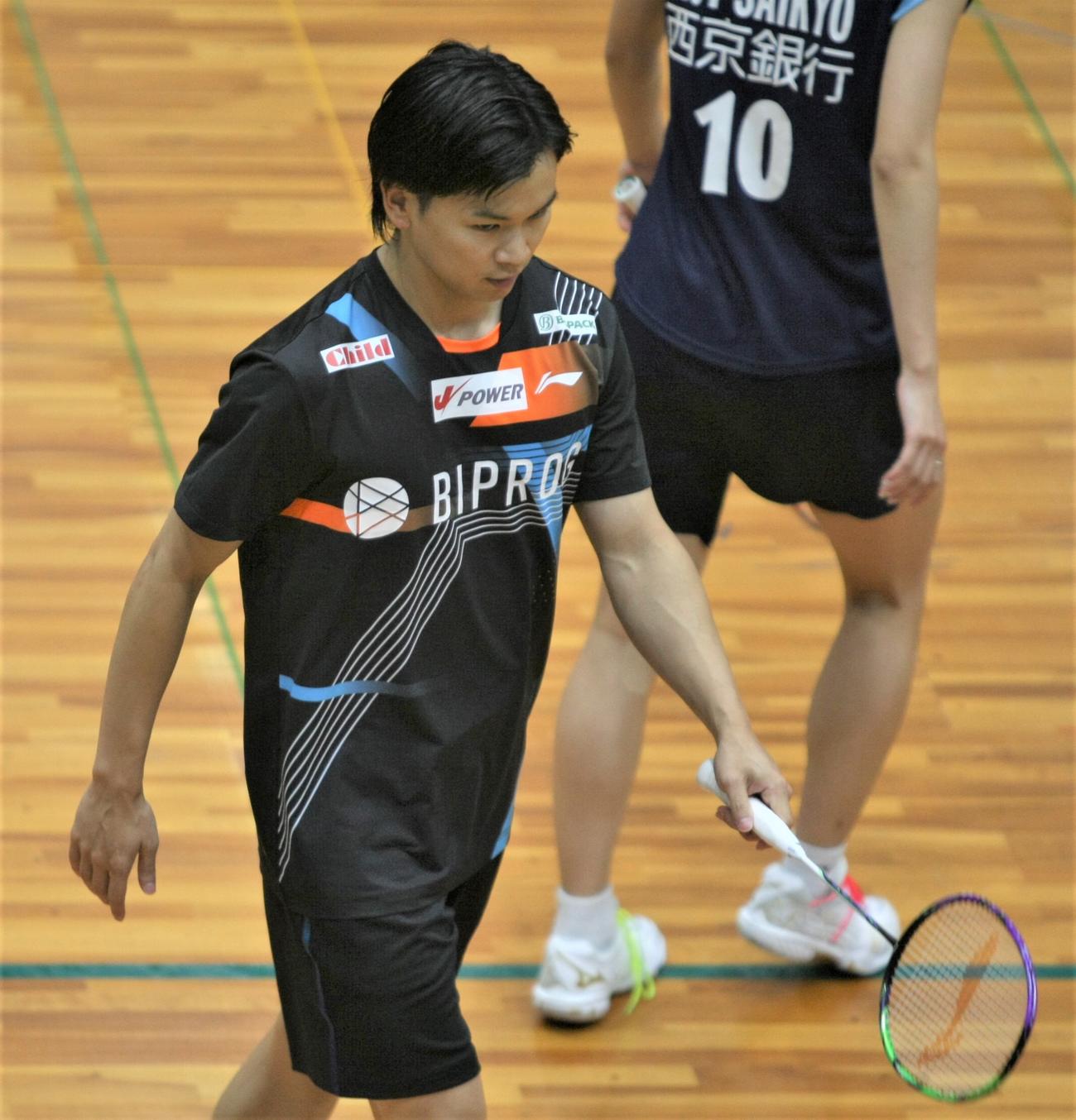 混合ダブルス　真剣な表情で試合に臨む渡辺（撮影・藤塚大輔）