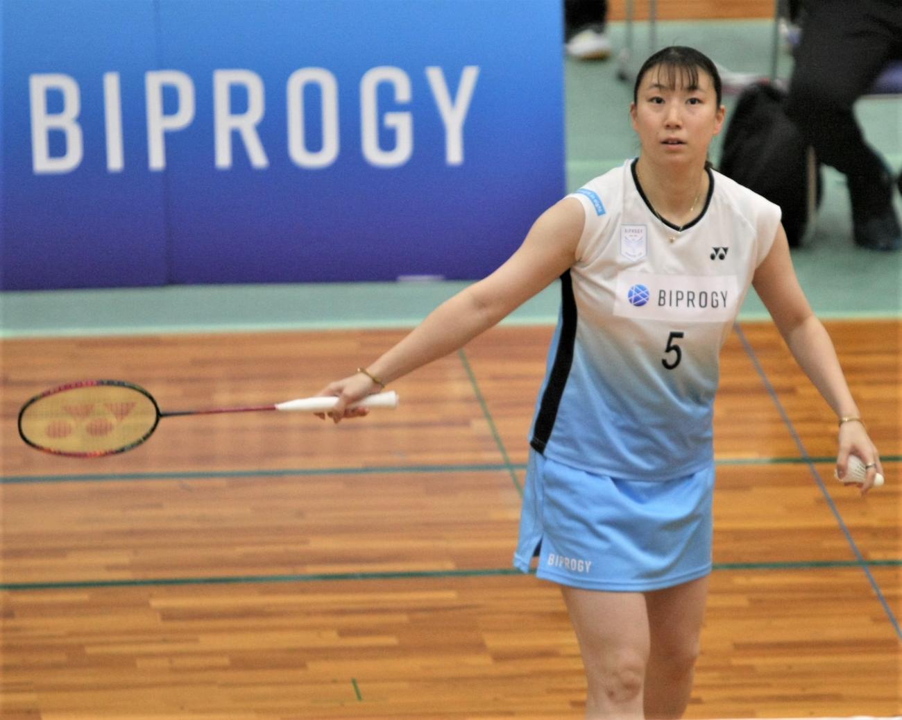 女子ダブルスの試合前にアップを行う五十嵐（撮影・藤塚大輔）