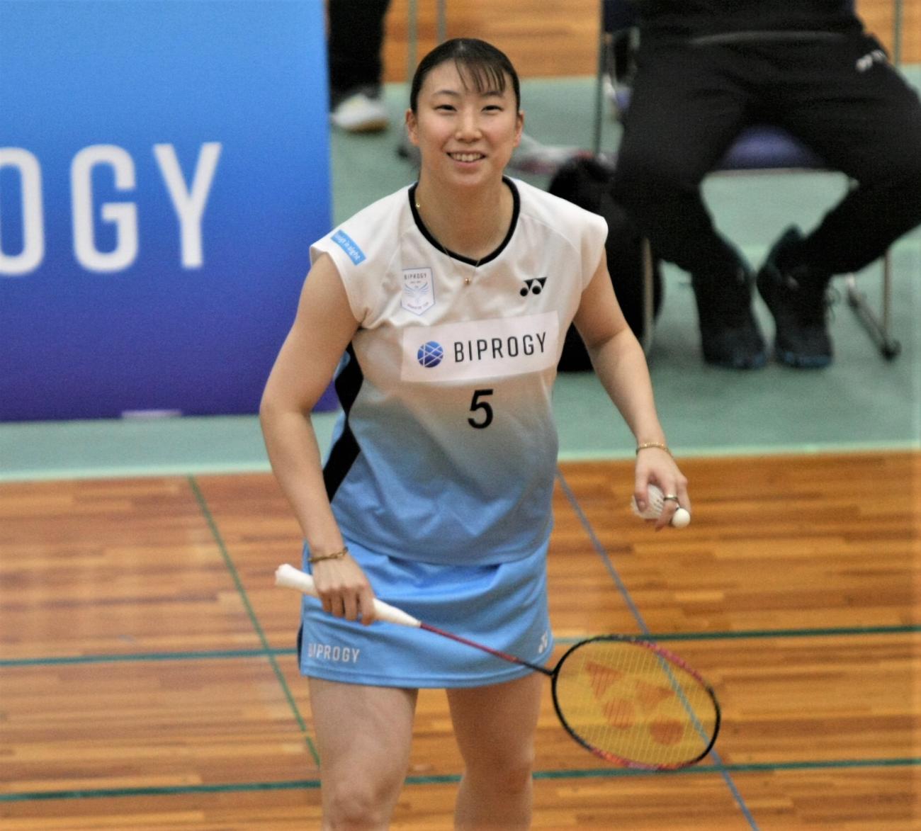 女子ダブルスの試合前のアップで笑顔を見せる五十嵐（撮影・藤塚大輔）