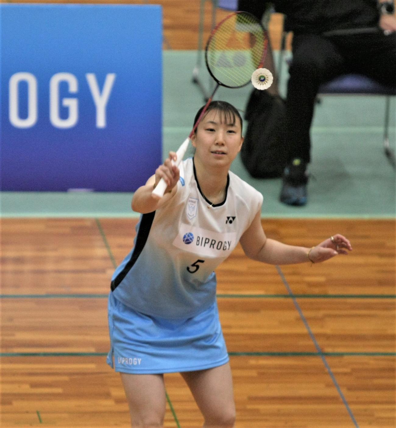 女子ダブルスの試合前にアップを行う五十嵐（撮影・藤塚大輔）