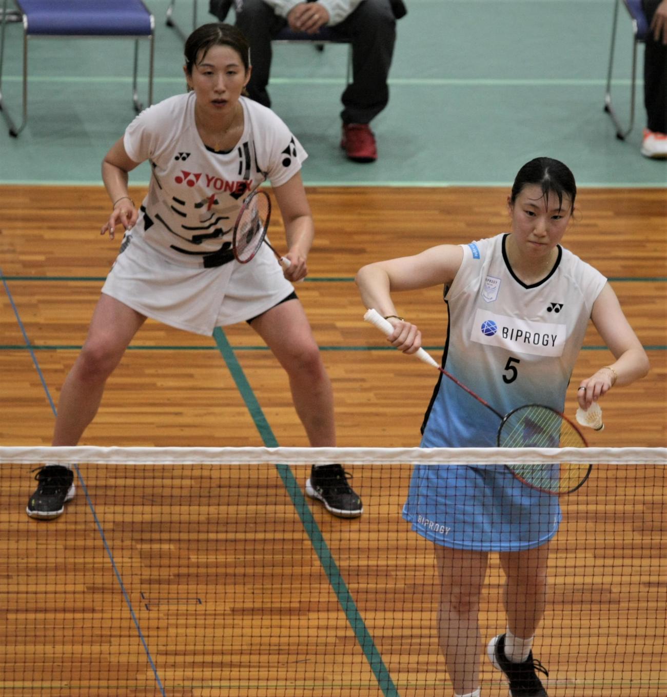 女子ダブルス　プレーする五十嵐（手前）と桜本（撮影・藤塚大輔）