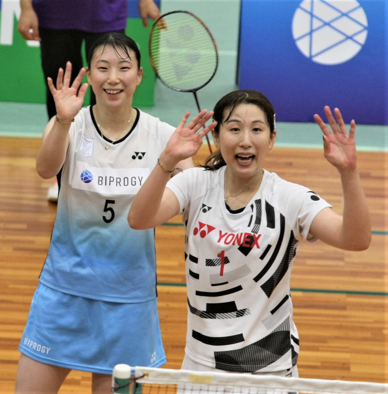 女子ダブルスの試合後に笑顔で手を振る五十嵐（左）と桜本（撮影・藤塚大輔）