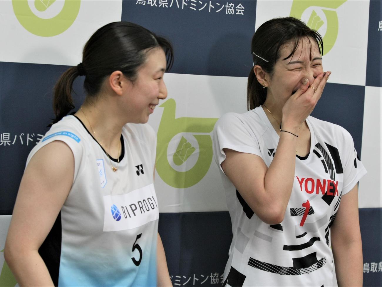 女子ダブルスの試合後取材で笑い合う五十嵐（左）と桜本（撮影・藤塚大輔）