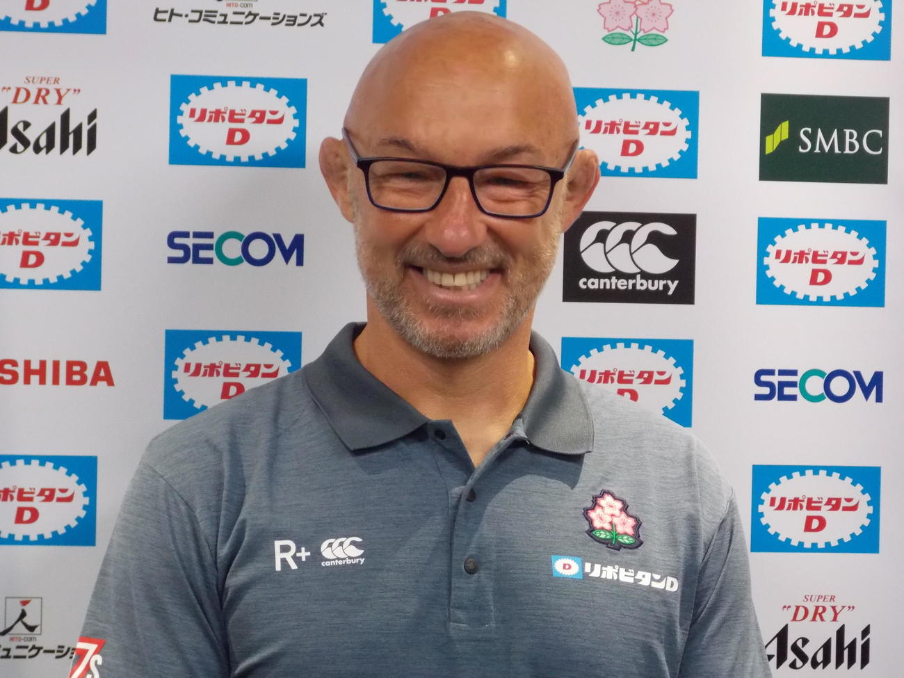 男子7人制日本代表のヘッドコーチに就任し、会見で笑顔を見せるフィル・グリーニング氏（撮影・松本航）
