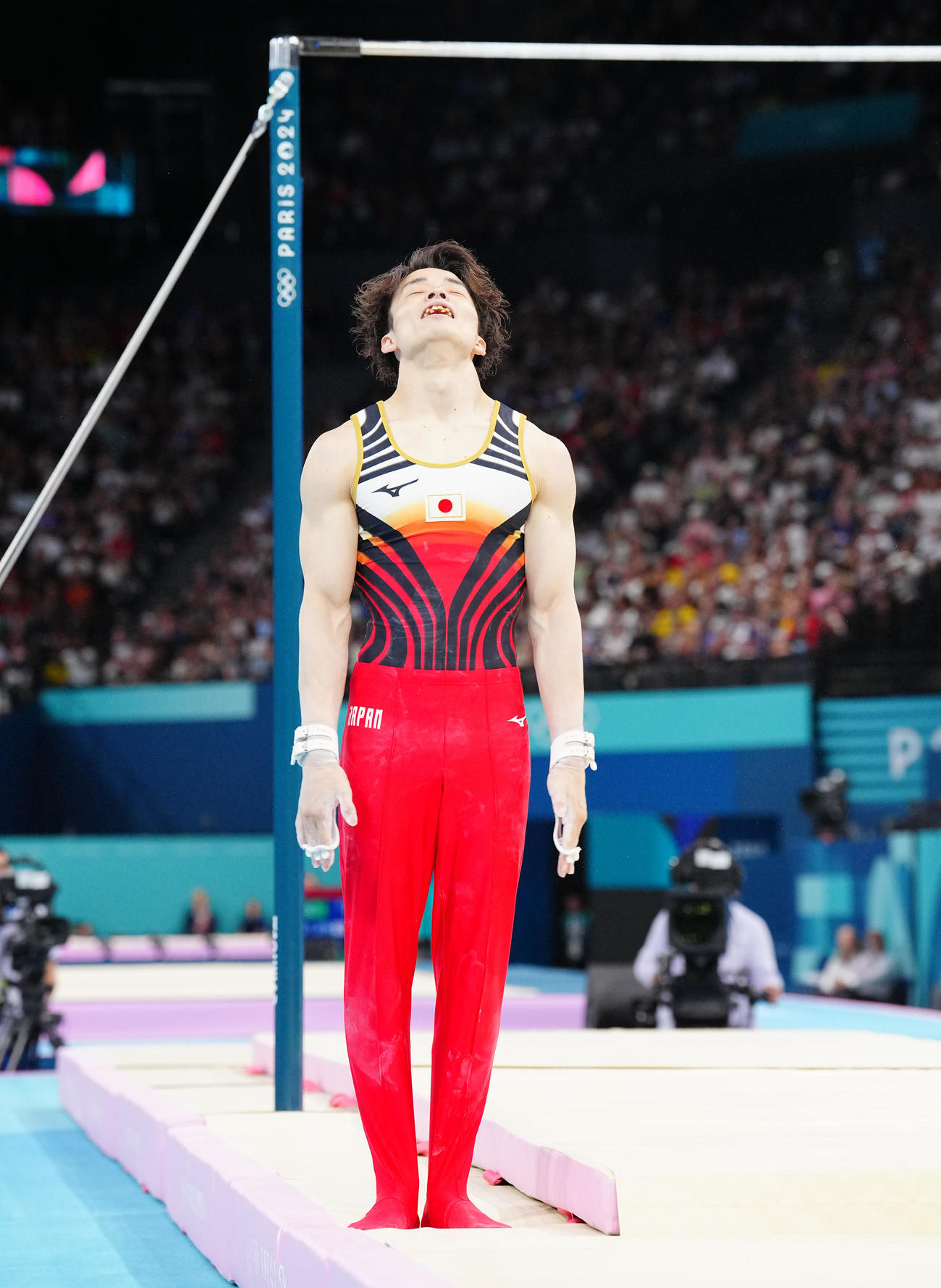 体操男子種目別決勝、鉄棒の演技を終え天をあおぐ杉野（2024年8月5日撮影）