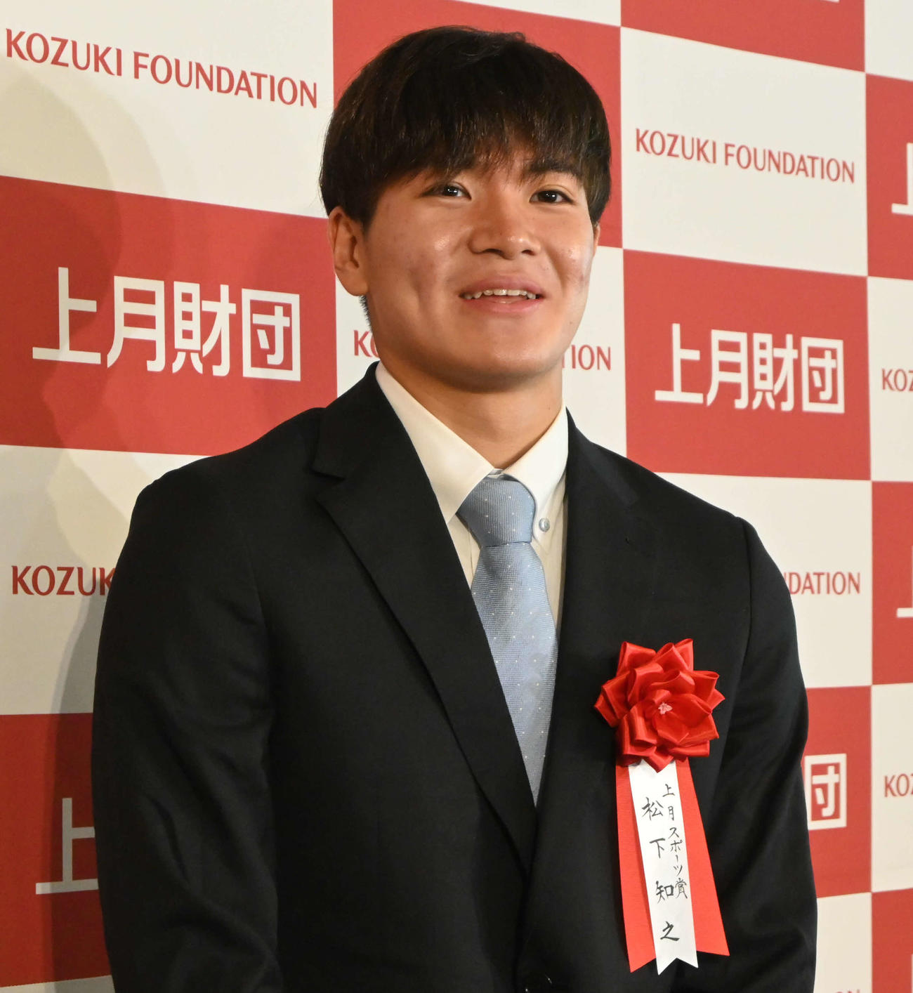 笑顔で取材に応じる競泳松下（撮影・飯岡大暉）