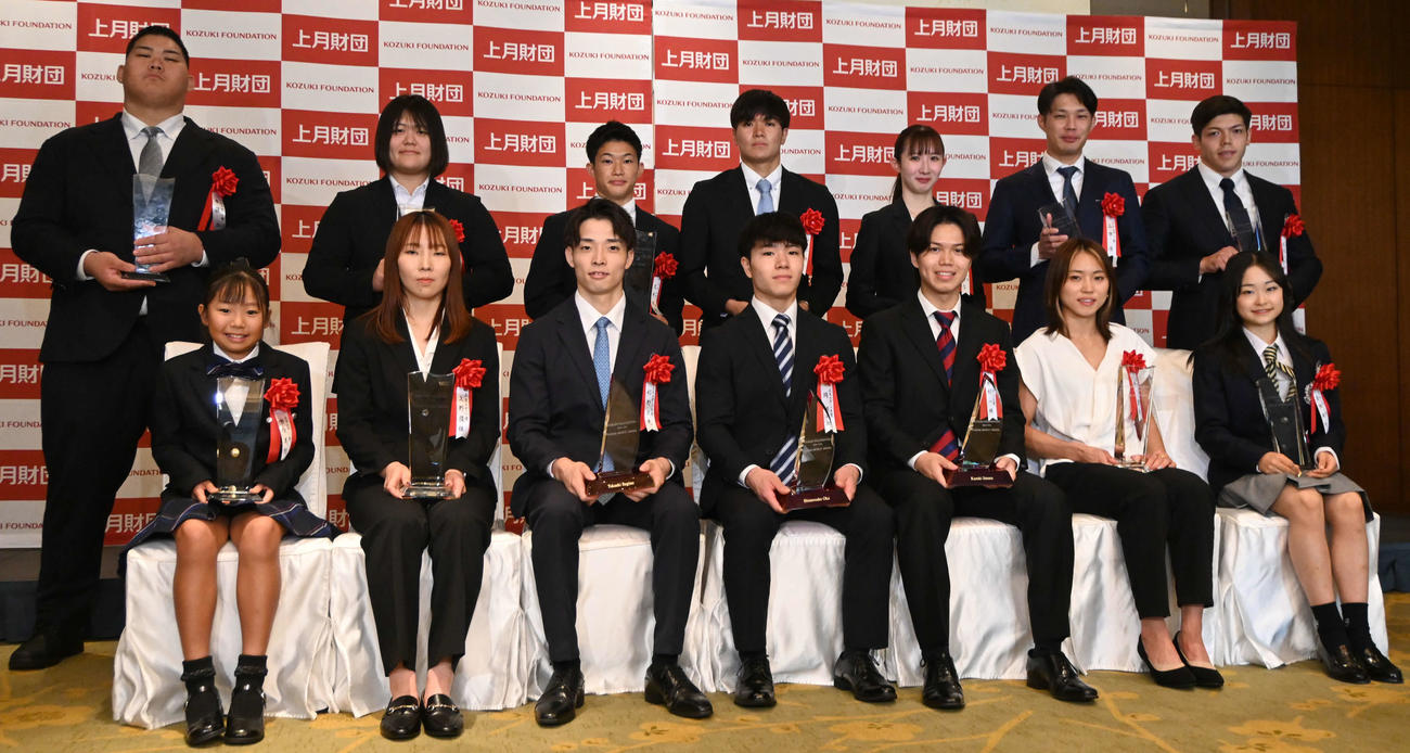 24年度上月スポーツ賞を受賞した、前列右からフィギュアスケート島田、フェンシング東、飯村、体操岡、杉野、フェンシング上野、ゴルフ常住、後列右から柔道村尾、フェンシング山田、卓球早田、競泳松下、飛び込み玉井、柔道新井、斉藤（撮影・飯岡大暉）
