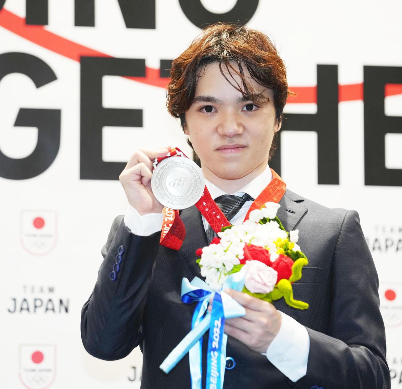 北京五輪団体での銀メダルを手に笑顔を見せる宇野さん（撮影・横山健太）
