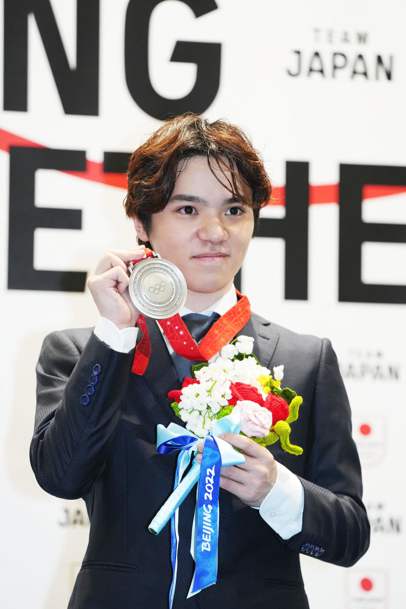北京五輪団体での銀メダルを手に笑顔を見せる宇野昌磨さん（撮影・横山健太）
