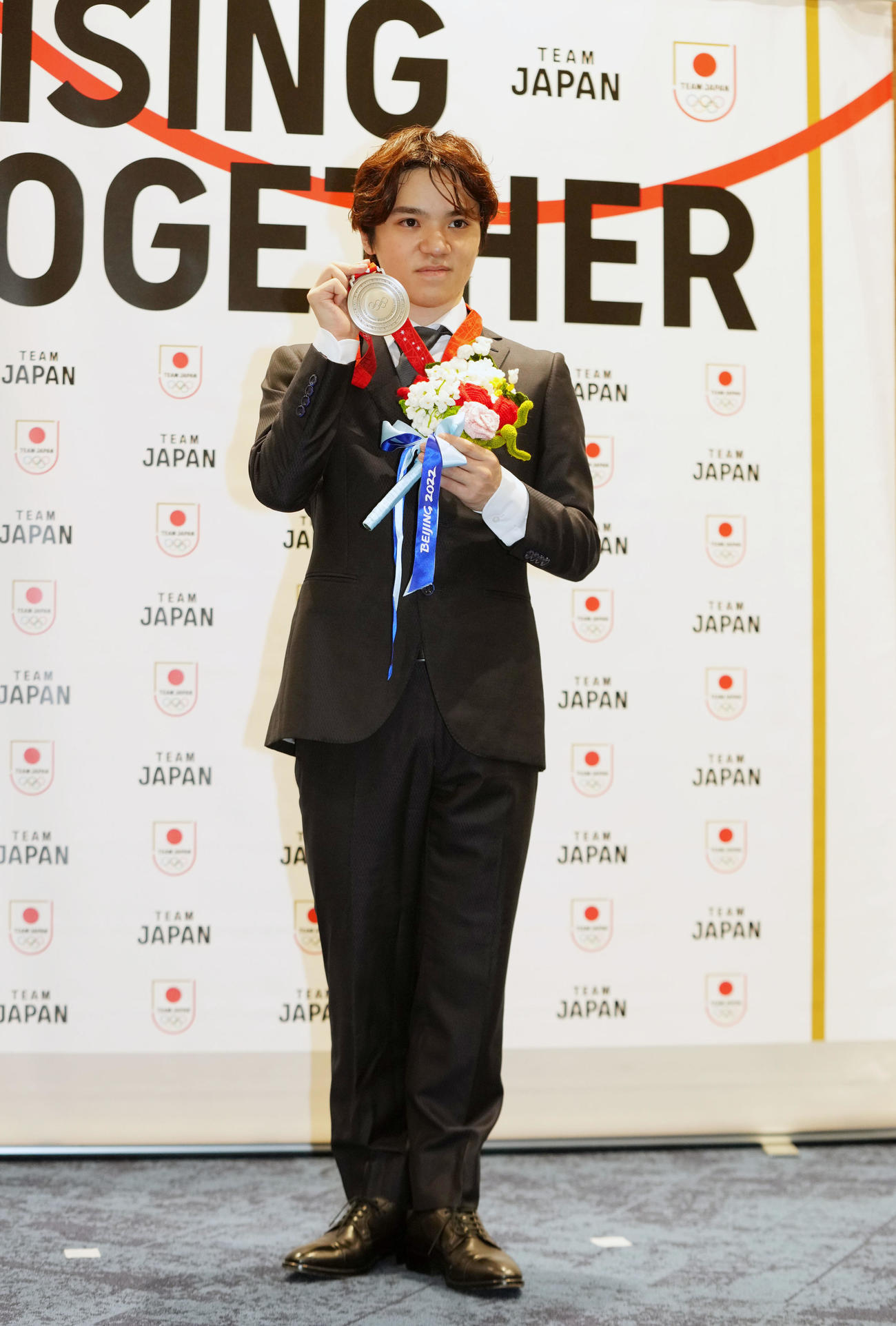 北京五輪団体での銀メダルを手に笑顔を見せる宇野昌磨さん（撮影・横山健太）