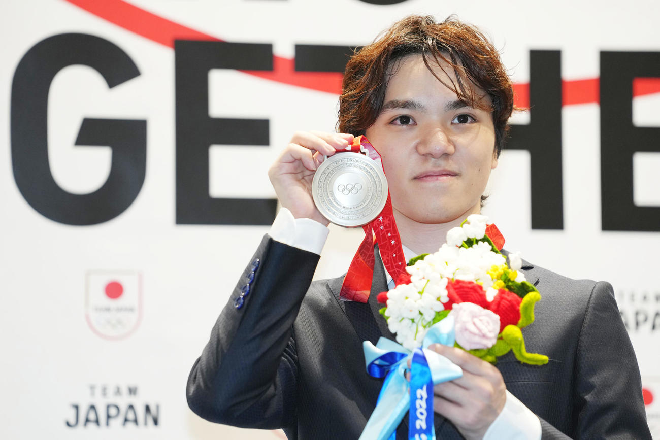 北京五輪団体での銀メダルを手に笑顔を見せる宇野昌磨さん（撮影・横山健太）