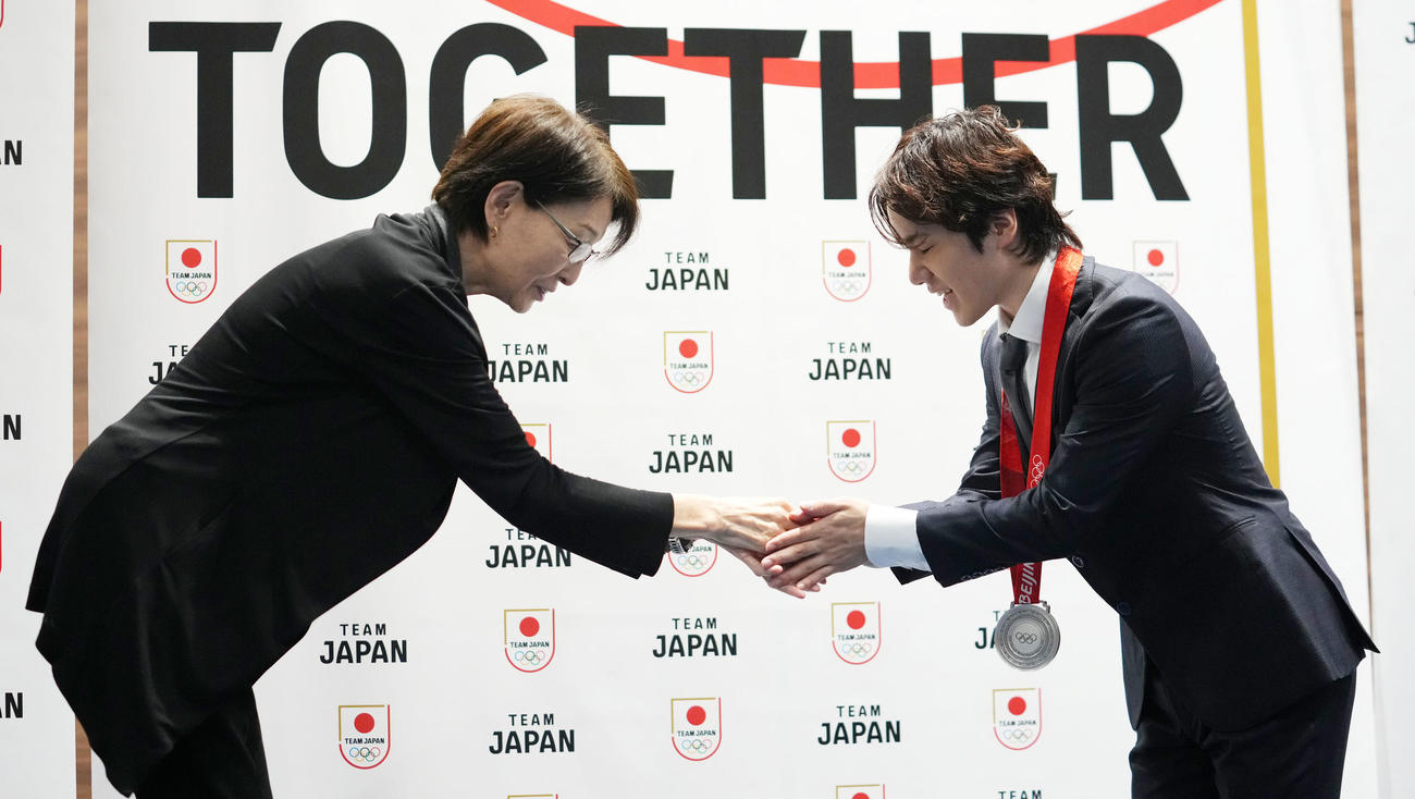 三屋裕子JOC副会長（左）と握手を交わす宇野昌磨さん（撮影・横山健太）
