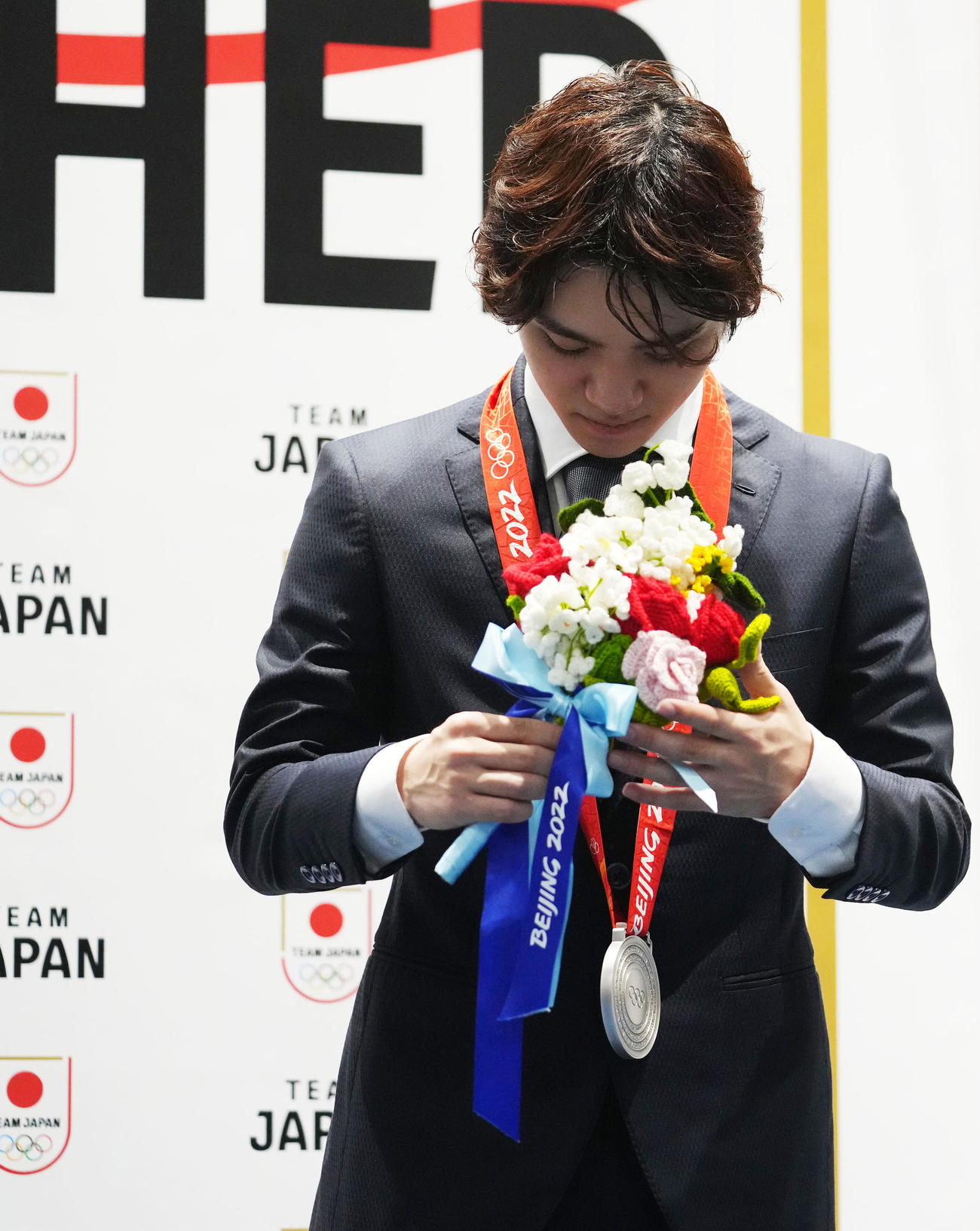 フラワーブーケを見つめる宇野昌磨さん（撮影・横山健太）