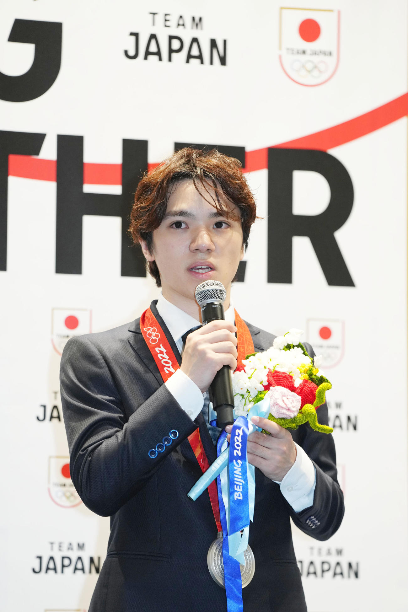 北京五輪団体での銀メダルを手に喜びを語る宇野昌磨さん（撮影・横山健太）