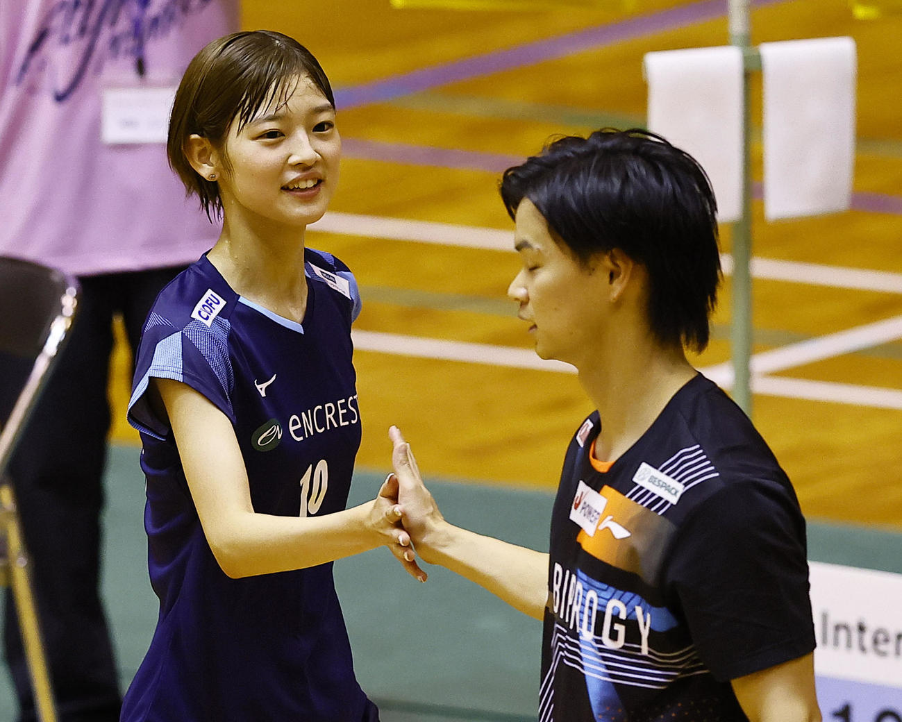 混合ダブルス　ポイントを奪い渡辺（手前）とタッチを交わす田口（24年9月7日撮影）