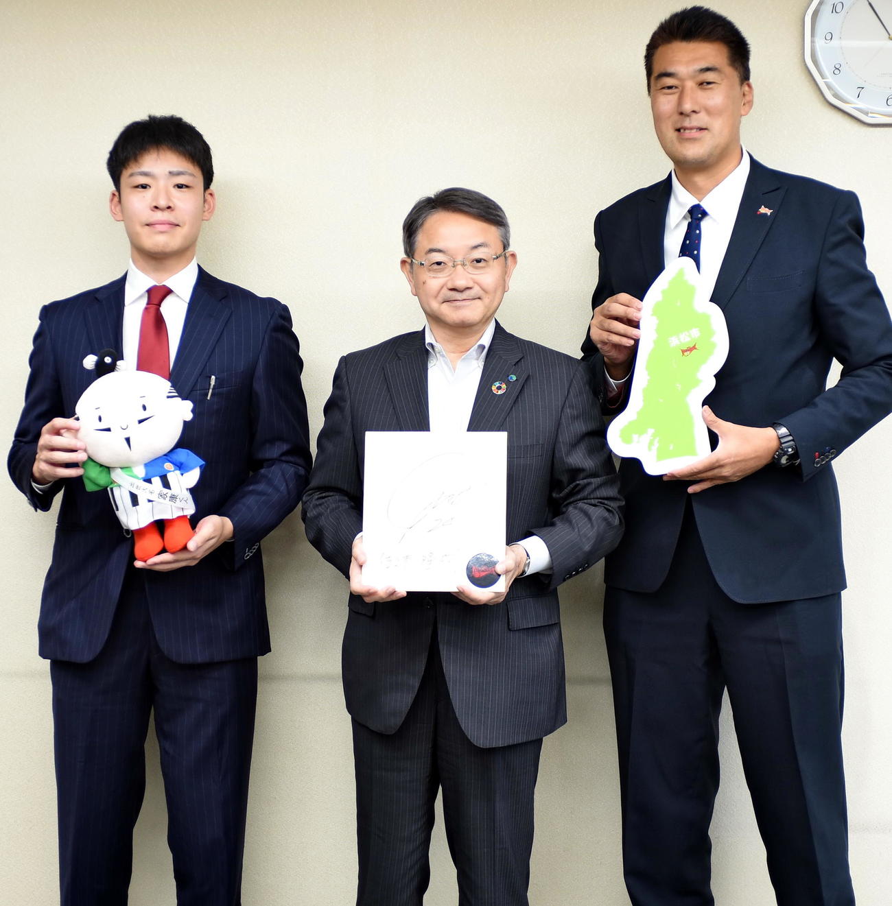 記念撮影に納まる、左からB1三遠・佐々木、中野市長、鹿毛アンバサダー