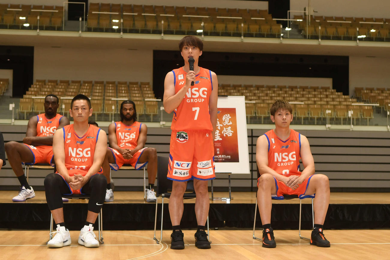 新体制発表会見であいさつをする五十嵐（中央）