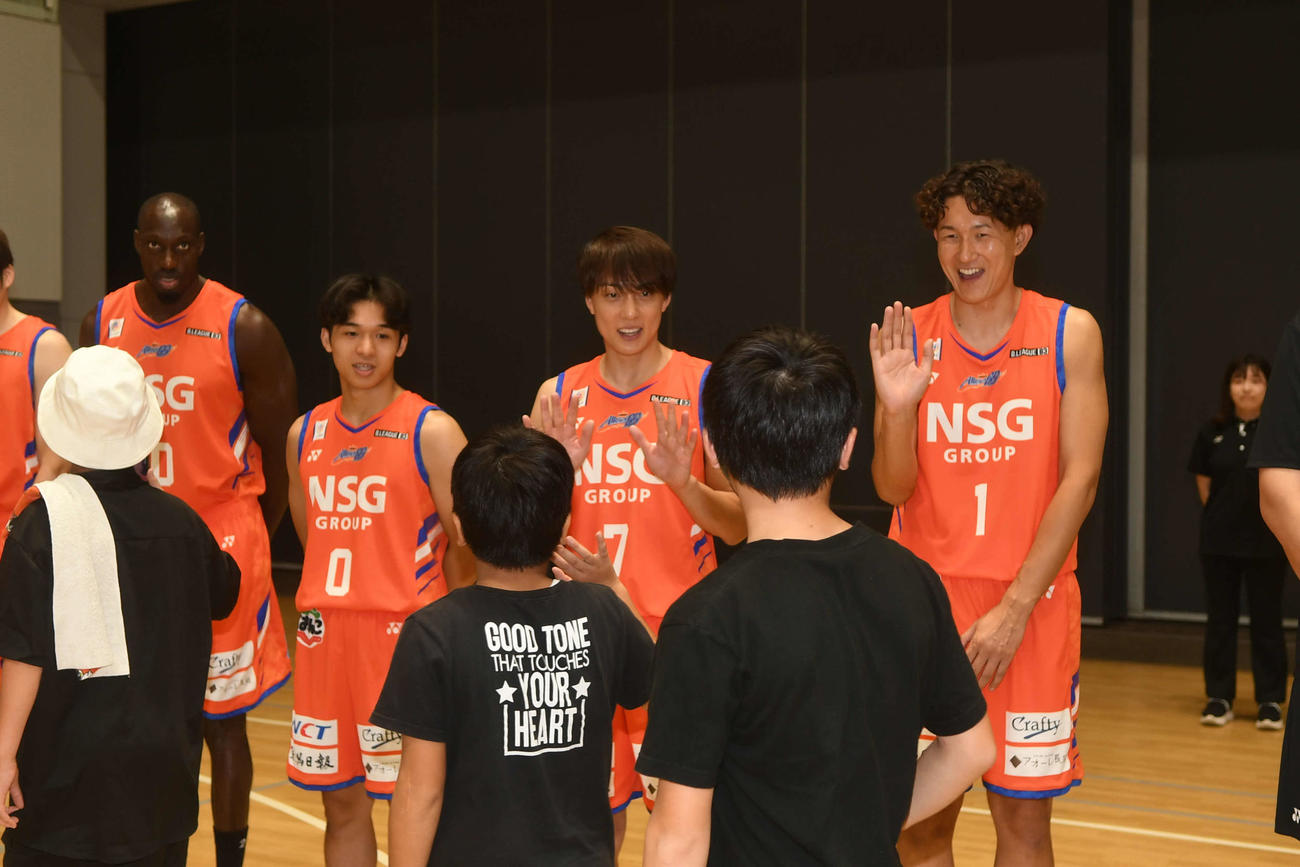 新体制会見に参加したファンを見送る五十嵐（左から3人目）、川村（右）ら新潟の選手