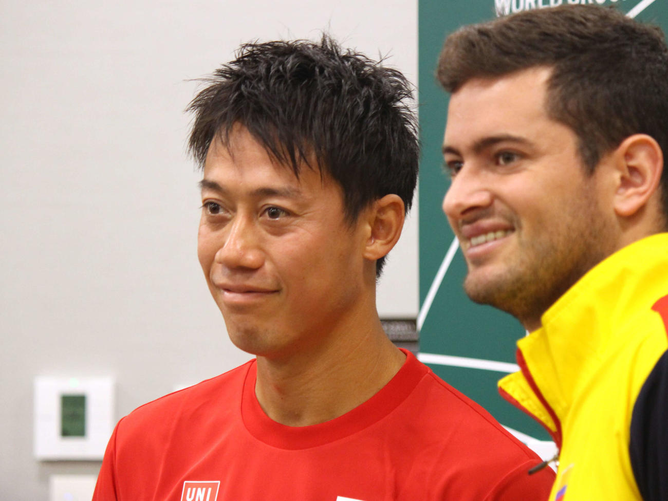 対戦相手と並び、笑顔を見せる錦織（撮影・勝部晃多）